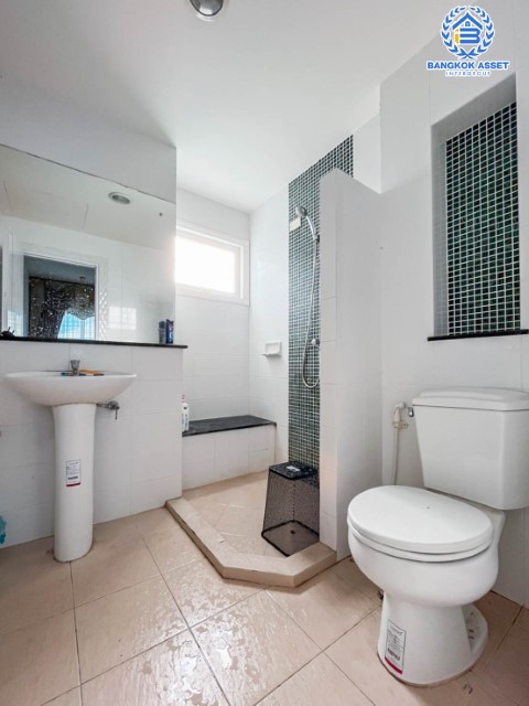 บ้านเดี่ยวมือสองย่านกรุงเทพฯ ม.เพอร์เฟคเพลส รัตนาธิเบศร์2 เนื้อที่กว้างขวางเกือบ 55 ตร.ว.  ฟังก์ชัน 3 ห้องนอน 3 ห้องน้ำ ที่จอดรถ 2 คัน บนทำเลแห่งการเดินทาง ใกล้รถไฟฟ้าสายสีม่วง "สถานีไทรม้า" และทางด่วน "งามวงศ์วาน"